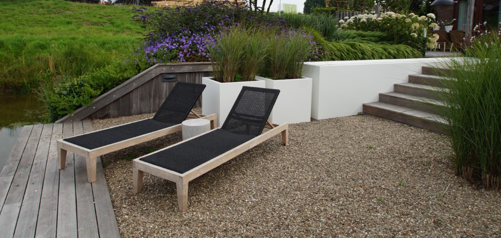 Moderne tuin in Leimuiden met ligstoelen en hardhouten trap door Visser Tuinen